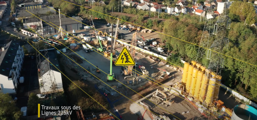 Chantier lignes haute tension 225000 volts engins excavation sous câbles électriques Gagny