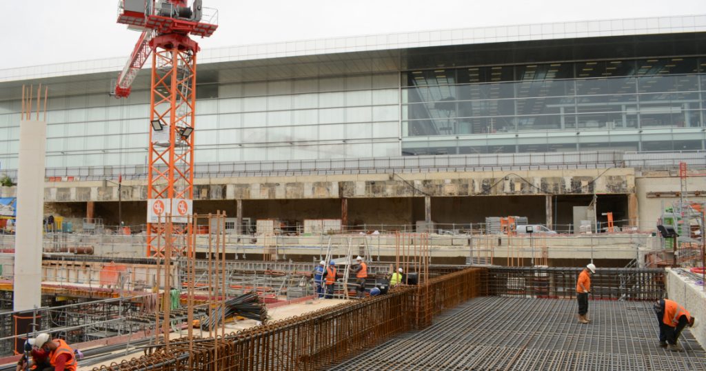 chantier gare Orly métro Grand Paris zone aéroportuaire contraintes grues mobiles tour